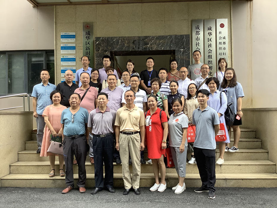 1566779928464195.jpg 06合影-孵化園區(qū).jpg
